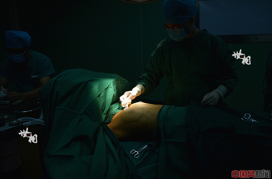 Cận cảnh ca phẫu thuật nâng ngực của một nữ người mẫu - Ảnh 10