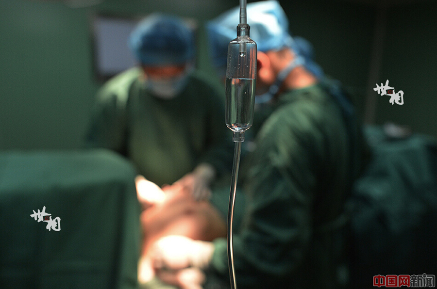 Ca phẫu thuật không quá phức tạp và chỉ diễn ra khoảng nửa tiếng. Trong suốt quá trình phẫu thuật, bệnh nhân luôn cần được truyền tĩnh mạch. 
