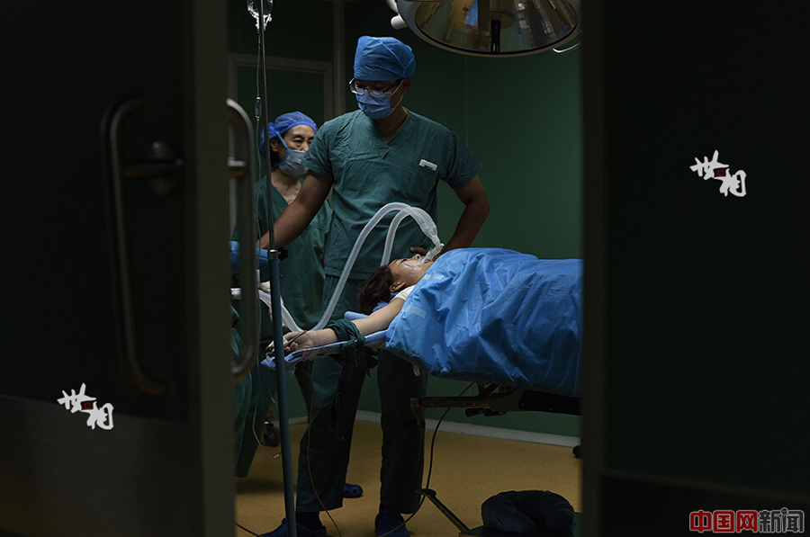 Ca phẫu thuật kết thúc tốt đẹp, các bác sĩ vẫn cho Wang Qui sử dụng ống thở và chờ cho cô tỉnh trước khi thuốc mê hết tác dụng