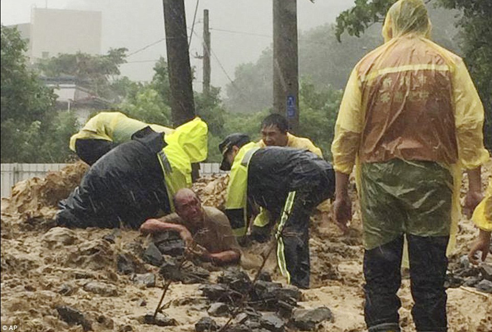 Đài Loan, Trung Quốc tan hoang sau siêu bão Soudelor đi qua - Ảnh 2