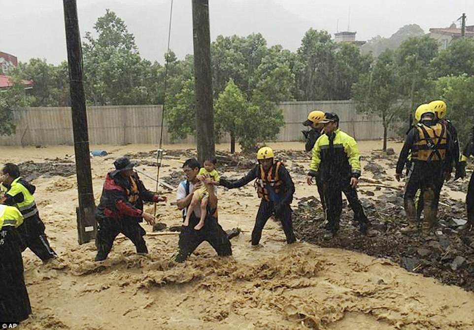 Đài Loan, Trung Quốc tan hoang sau siêu bão Soudelor đi qua - Ảnh 4