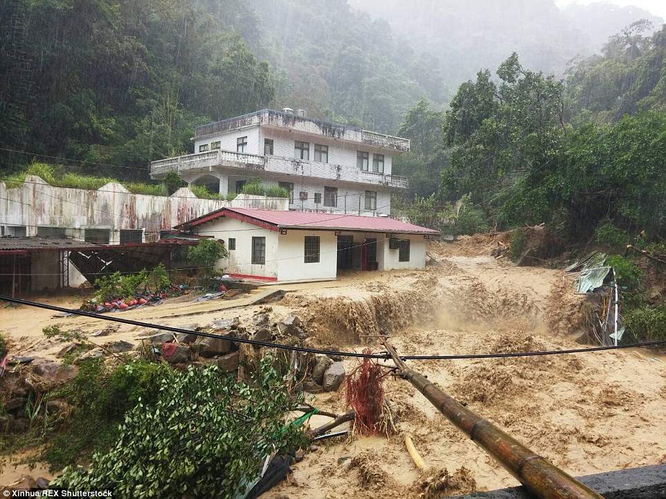 Đài Loan, Trung Quốc tan hoang sau siêu bão Soudelor đi qua - Ảnh 5