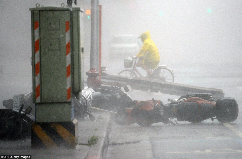 Đài Loan, Trung Quốc tan hoang sau siêu bão Soudelor đi qua - Ảnh 6