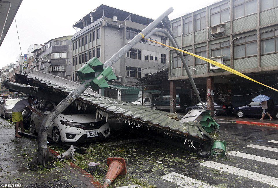 Đài Loan, Trung Quốc tan hoang sau siêu bão Soudelor đi qua - Ảnh 7