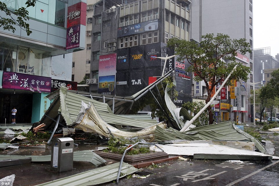 Đài Loan, Trung Quốc tan hoang sau siêu bão Soudelor đi qua - Ảnh 11