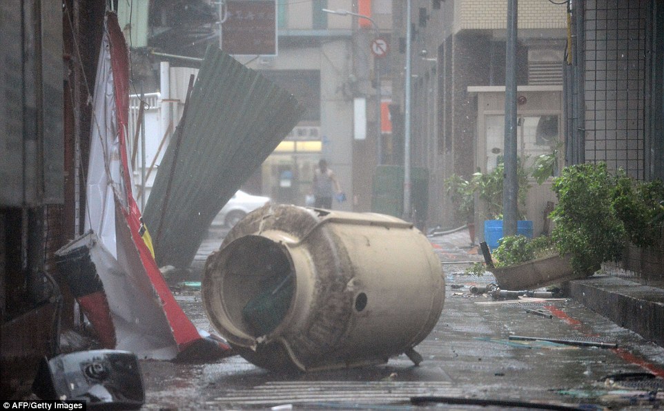 Đài Loan, Trung Quốc tan hoang sau siêu bão Soudelor đi qua - Ảnh 12