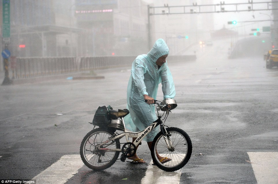 Đài Loan, Trung Quốc tan hoang sau siêu bão Soudelor đi qua - Ảnh 13