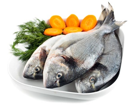 Cá: Vitamin B12 được tìm thấy rất nhiều trong các sản phẩm có nguồn gốc từ động vật. Các loại thực phẩm từ cá hồi, cá trích, cá mòi… rất giàu vitamin B12.