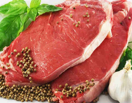 Thịt bò: Thịt bò chứa nhiều vitamin A, vitamin B12 và là nguồn cung cấp sắt dồi dào giúp tăng tạo máu cho cơ thể.
