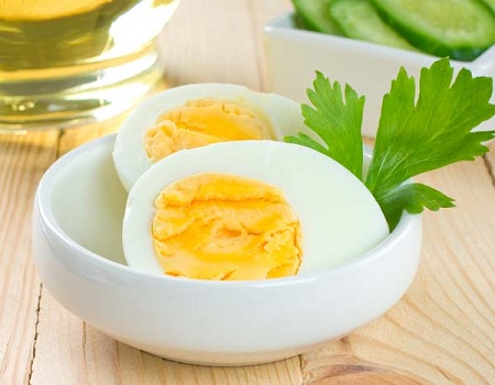 Trứng: Lòng đỏ trứng chứa rất nhiều vitamin B12. Ăn một quả trứng luộc có thể cung cấp cho bạn tới 0,7mg vitamin B12.
