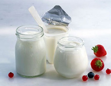Sữa và sữa chua: Sữa và sữa chua chứa lượng lớn vitamin B12, calci và nhiều dưỡng chất khác cho cơ thể.
