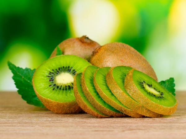 Kiwi: Một quả kiwi lớn chứa khoảng 1,7 gr chất xơ, giúp đáp ứng nhu cầu chất xơ hàng ngày của cơ thể. Hàm lượng chất xơ hòa tan trong kiwi giúp làm giảm nguy cơ đau tim.