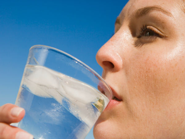 Tình trạng cơ thể mất nước cũng có thể gây nguy hiểm cho sức khỏe của bạn. Mất nước cũng gây ảnh hưởng đến tâm trạng của bạn. Vì thế, hãy nhớ uống đủ nước.