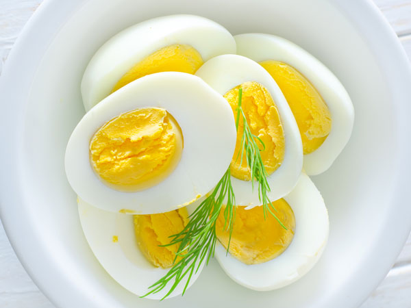 Trứng: Thực phẩm này rất giàu protein và các chất chống oxy hóa. Lòng đỏ trứng cũng rất giàu sắt giúp làm tăng số lượng tế bào máu trong cơ thể.