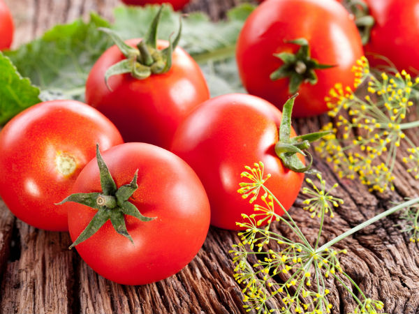 Cà chua: Cà chua là loại thực phẩm tuyệt vời giàu vitamin C và lycopene. Vitamin C trong cà chua giúp cơ thể hấp thụ sắt một cách dễ dàng. Bạn có thể uống hai cốc nước ép cà chua/ngày để phòng ngừa chứng thiếu máu.