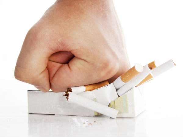 Không hút thuốc: Hút thuốc lá là một trong những nguyên nhân phổ biến nhất làm tăng huyết áp. Chất nicotine trong thuốc lá sẽ tích lũy trong cơ thể và có thể dẫn đến cơn đau tim và đột quỵ. Vì vậy, các chuyên gia khuyên bạn nên bỏ thuốc lá là cách giúp hạ huyết áp và mang lại nhiều lợi ích khác cho sức khỏe.