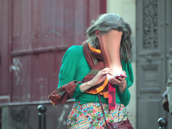 Bằng những khoảnh khắc đường phố được hiệu chỉnh photoshop, bộ ảnh ghi lại những gương mặt bị biến dạng vì mải mê dùng smartphone