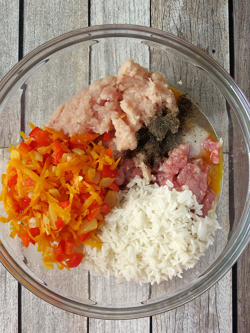 Bước 4: Trộn thịt lợn, thịt gà, gạo, trứng và hỗn hợp hành tây vừa xào trong một bát to, thêm muối và hạt tiêu. 