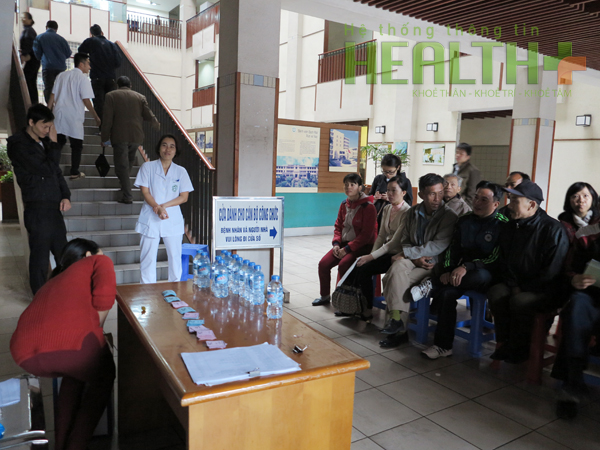 Bệnh nhân được tiếp đón tại tầng một tòa nhà Việt Nhật thẳng cổng chính Bệnh viện Bạch Mai đi vào. Hàng trăm bệnh nhân trong sáng nay (ngày 28/11/2015) đang ngồi đợi lấy số thứ tự khám miễn phí.