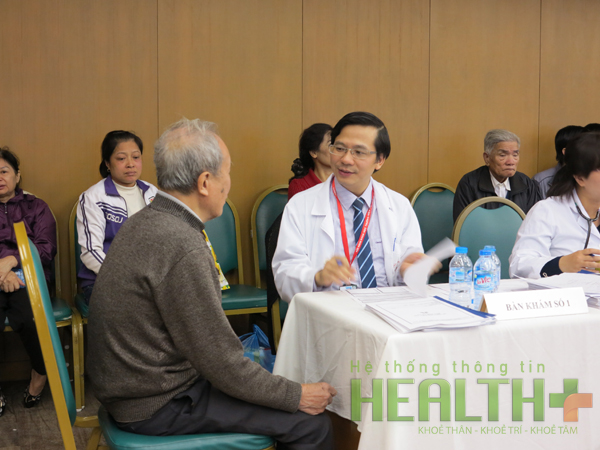 TS.BS Vũ Văn Giáp - Trung tâm hô hấp, Bệnh viện Bạch Mai đang khám tổng quát cho bệnh nhân Lã Văn Bảo, 73 tuổi, Xuân Trường, Nam Định.