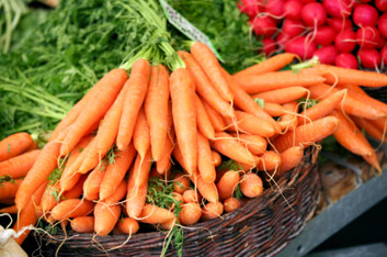Chắc không cần nói nhiều đến cà rốt. Hoạt chất beta-carotene không chỉ làm cho cà rốt đầy màu sắc, nó cũng là một chất chống oxy hóa mạnh mẽ.