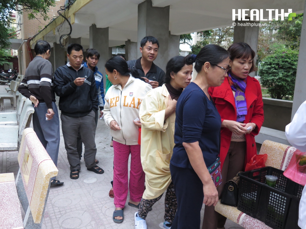 Chương trình phát cơm từ thiện diễn ra vào 16h30 chiều thứ ba hàng tuần trước cổng khoa Tim mạch Bệnh viện E.