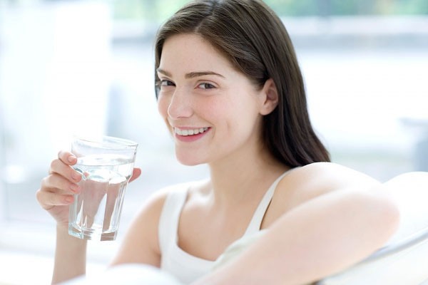 Uống nhiều nước hơn. Ít nhất 8 - 10 cốc nước mỗi ngày. Điều này sẽ giúp giữ cho cơ thể luôn đủ nước và thải ra các độc tố nguy hiểm.