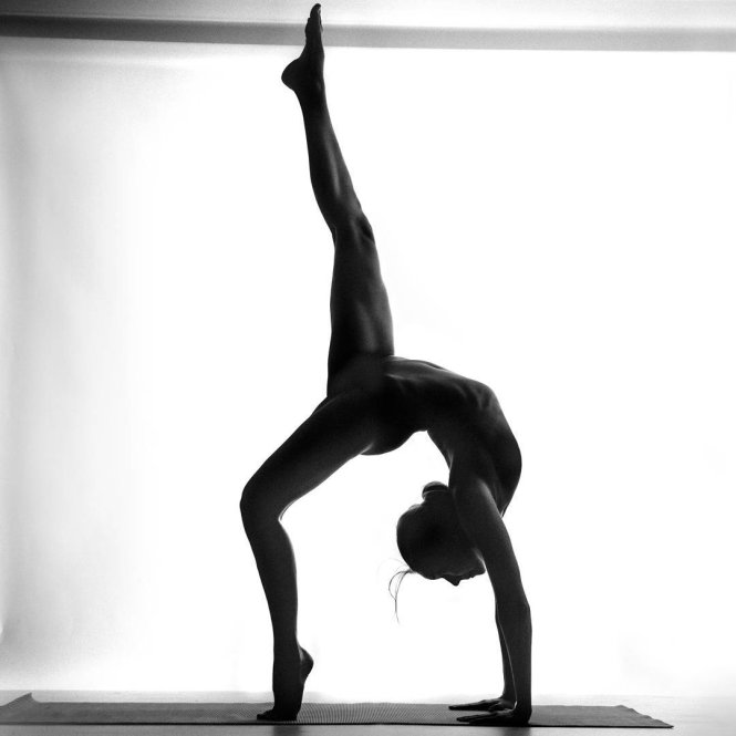 Chùm ảnh cô gái khỏa thân tập Yoga gây sốt - Ảnh 7