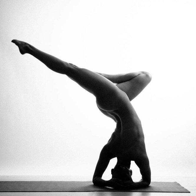 Chùm ảnh cô gái khỏa thân tập Yoga gây sốt - Ảnh 9