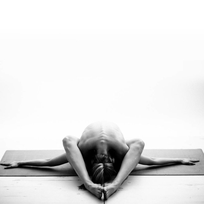 Chùm ảnh cô gái khỏa thân tập Yoga gây sốt - Ảnh 10