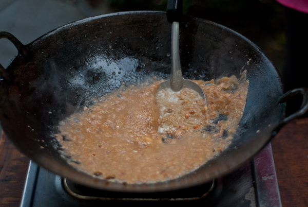 Cho hỗn hợp đậu nành, hành, tỏi vừa xay vào chảo, đun ở nhiệt độ cao khoảng 3 - 4 phút, cho đến khi đặc lại
