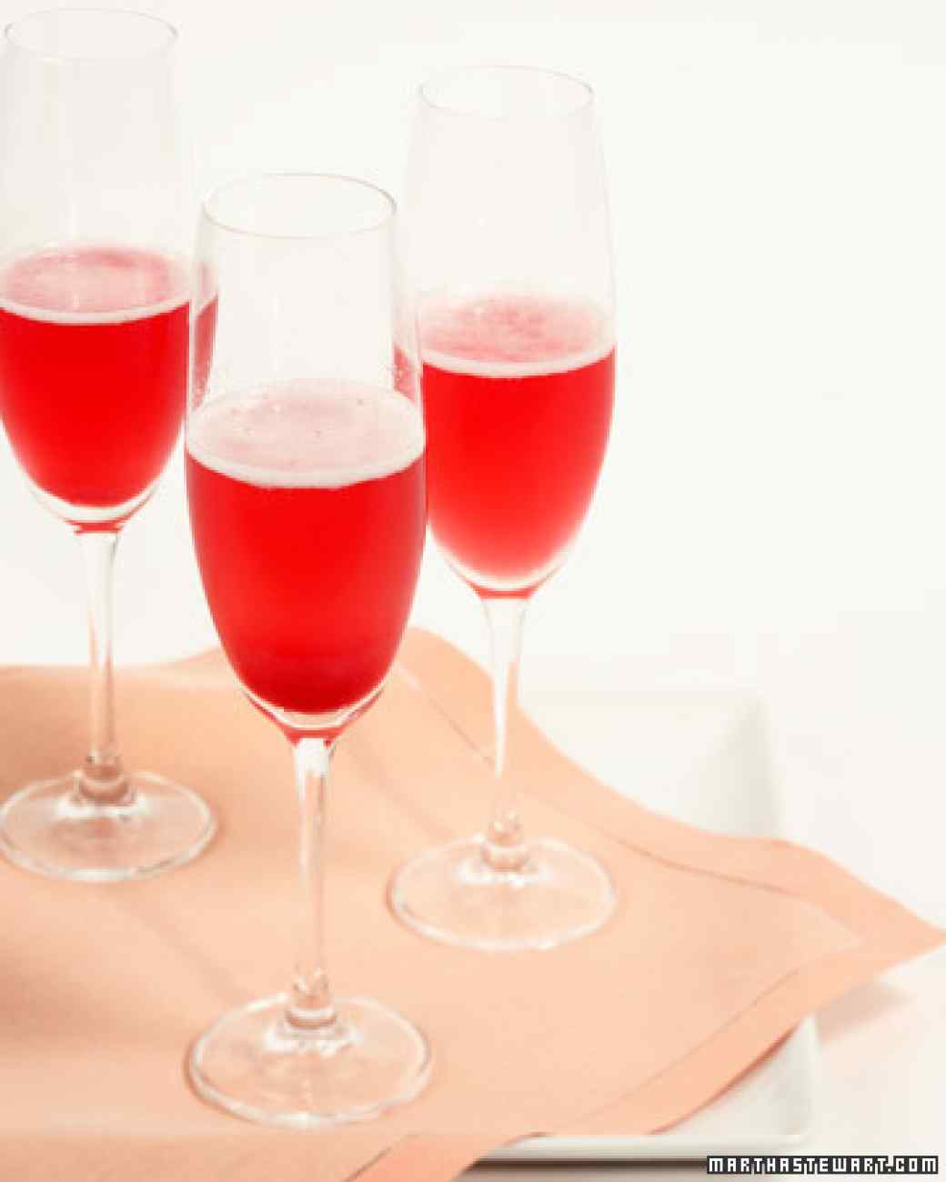 Red Currant Champagne Cocktail (cocktail champagne + quả lý chua): Màu đỏ tượng trưng cho sự may mắn. Hãy cùng bạn bè nâng ly, đếm ngược và nhấm nháp ly cocktail đặc biệt này vào thời khắc đầu tiên của năm mới 2016. Bạn chỉ cần pha bột quả lý chua cùng champagne ướp lạnh theo công thức 2 muỗng canh bột lý chua + 300ml champagne, rót ra ly và thưởng thức ngay.