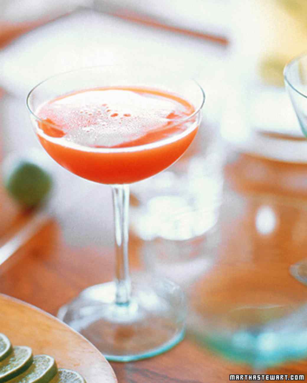 Blood-Orange Champagne Cocktails (cocktail champagne + cam đỏ):   Một ly cocktail rất đáng yêu để cùng bạn tận hưởng những giây phút cuối cùng của năm 2015. Công thức Blood-Orange Champagne Cocktails: 1/4 cốc nước cam ép (loại cốc 250ml) + 750ml champagne ướp lạnh, trộn đều, rót ra ly và thưởng thức ngay.