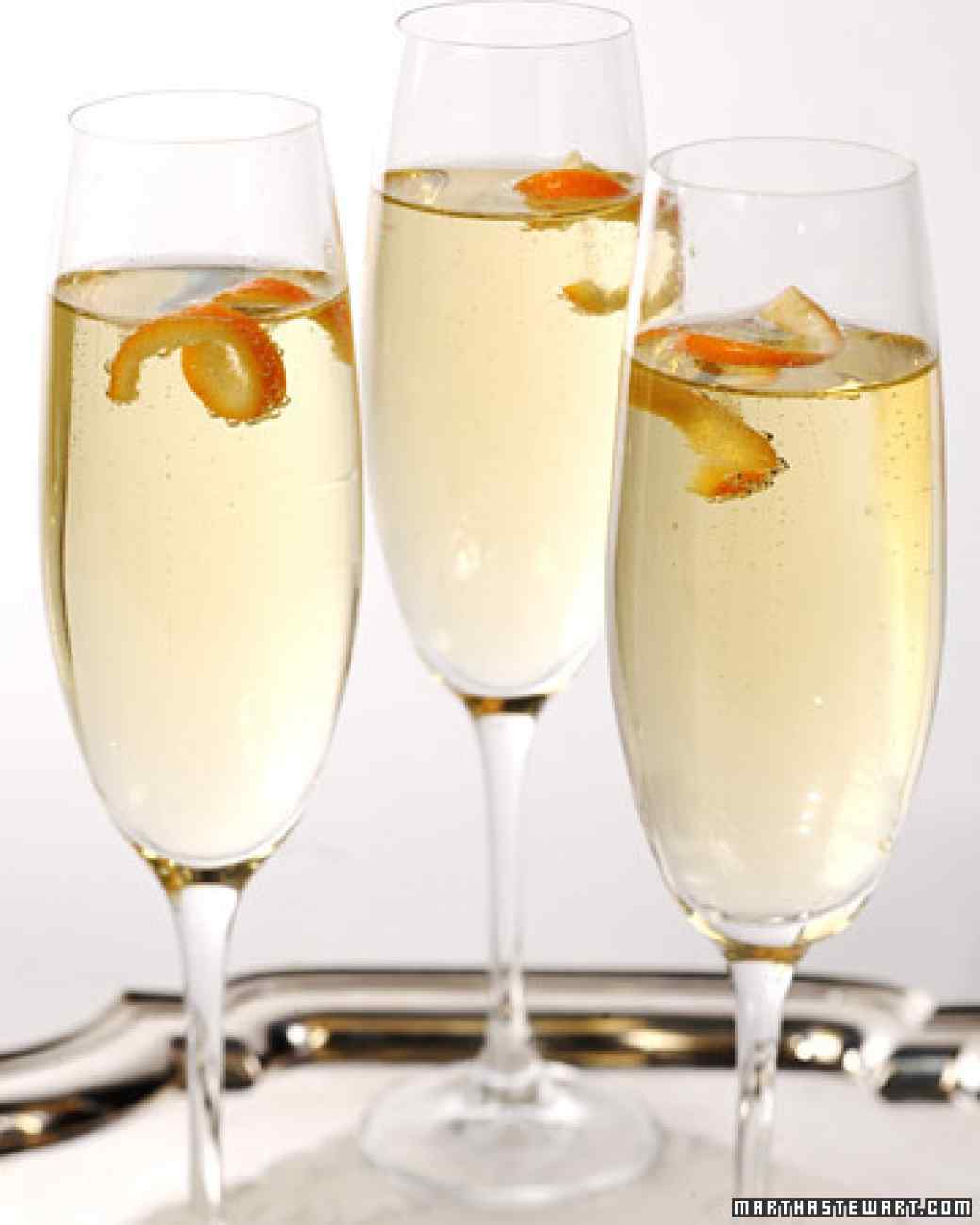 Mandarin Cocktail (cocktail cam mandarin): Đây là thức uống hoàn hảo cho những dịp đặc biệt như tiệc cuối năm. Công thức mandarin cocktail: 30ml Mandarine Napolean (có thể thay bằng loại rượu mùi mandarin khác) + 118ml champagne + vỏ quýt clementine để trang trí.
