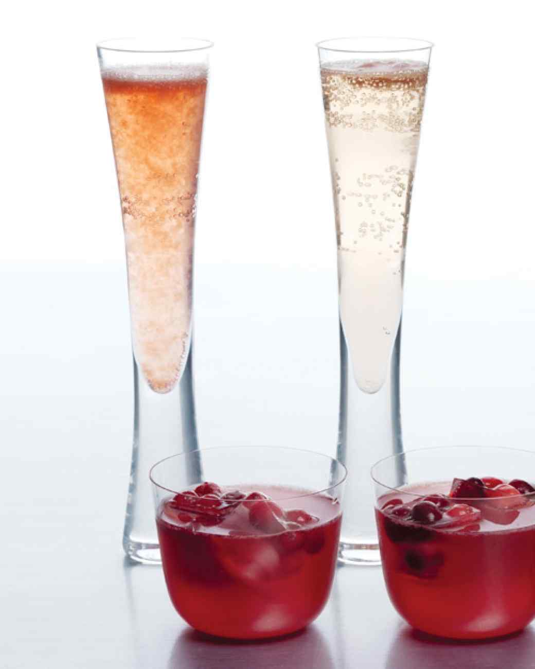 Sorbet and Champagne Cocktail (cocktail champagne + kem sorbet): Sorbet là kem không béo với thành phần chủ đạo là hoa quả, nước, đường và mật ong… Nếu bạn muốn đón năm mới với tâm trạng thật vui vẻ thì sorbet champagne cocktail là sự lựa chọn hoàn hảo. Công thức: 1 muỗng cà phê kem sorbet (dâu, chanh dây hoặc mâm xôi...) + champagne ướp lạnh hoặc Prosecco, khuấy đều trước khi uống.