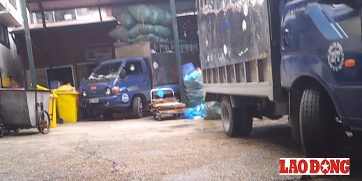 Xe tải đã chờ sẵn để chở các thùng nhựa có chứa bơm kim tiêm về nơi tái chế. 