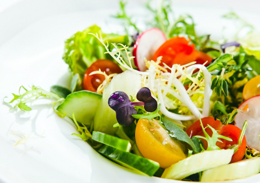 Rau trộn hay salad: Tùy theo khẩu vị mà bạn có thể kết hợp rau củ quả tươi với các loại nước sốt và gia vị yêu thích. Nếu muốn làm đĩa salad trộn thêm đầy đặn, hãy cho vào đó vài lát xúc xích, thịt hun khói hay vài con tôm lột vỏ hấp chín…