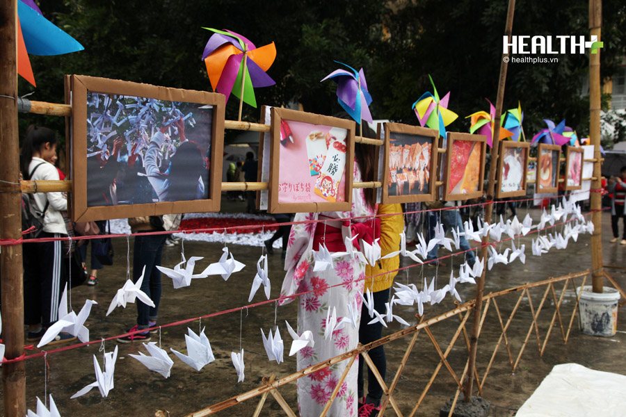 Đặc biệt, lễ hội văn hóa Nhật Bản Oshougatsu năm nay được trang trí với 100 bức ảnh trải dài gần 40m, 8.000 con hạc giấy treo phủ kín trên 200m² giàn trúc.