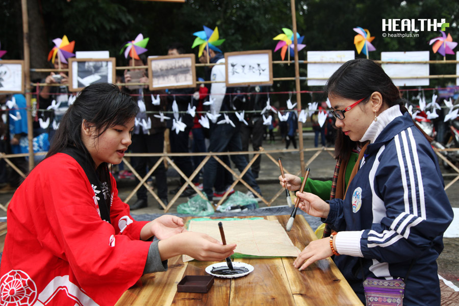 Bạn Lê Thị Hoa, sinh viên năm 2 Đại học Kinh tế Quốc dân thích thú khi được tham gia trải nghiệm viết thư pháp và học cách sử dụng bút lông tại lễ hội