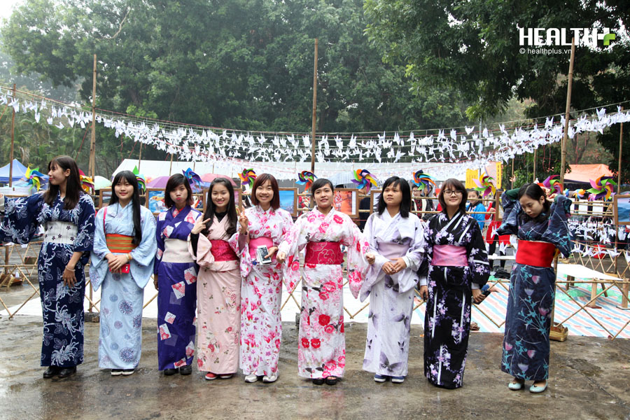 Các bạn trẻ thích thú chụp ảnh, trải nghiệm miễn phí trong trang phục Yukata truyền thống. Trong ngày Tết Oshougatsu không thể thiếu trang phục Yukata, một trang phục truyền thống của người Nhật Bản