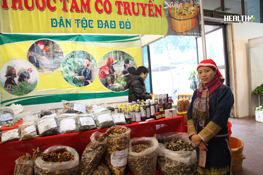 'Chợ phiên Lào Cai - Tinh hoa Tây Bắc' thu hút đông đảo người đến tham quan với những gian nhà lá, ngựa thồ, thổ cẩm, những sản vật đặc trưng của các làng nghề ở Lào Cai và các tỉnh vùng cao Tây Bắc