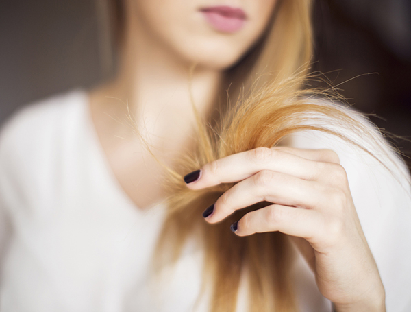 Để phục hồi những ngọn tóc bị chẻ và xơ yếu, chỉ cần thoa vaseline giữa các ngón tay của bạn, sau đó vuốt lên đuôi tóc, để khô tự nhiên mà không cần phải gội đầu lại. Lưu ý: Chỉ nên sử dụng một lượng nhỏ để tránh tóc bị bết dính.