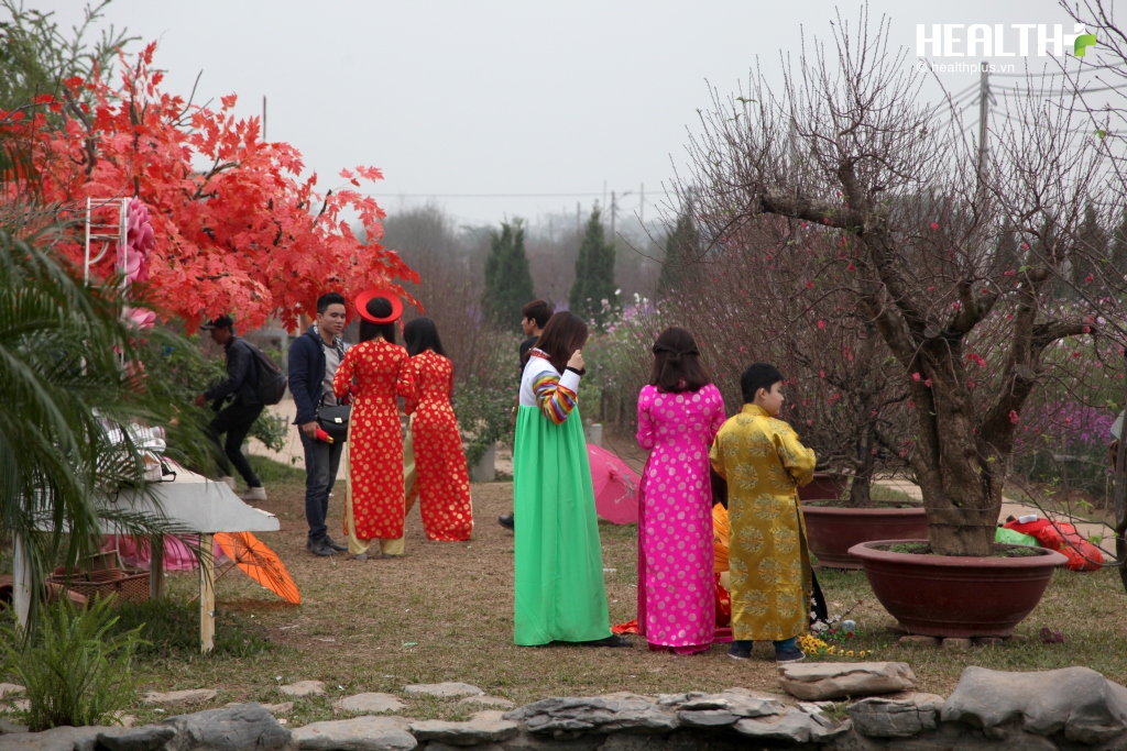 Bất chấp cái lạnh thấu xương, người Hà Nội vẫn đổ xô ra vườn đào Nhật Tân chụp ảnh - Ảnh 2