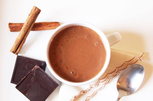 Chocolate + bột quế: Có vị thơm ngon khó cưỡng, giúp đầu óc sảng khoái, minh mẫn và tăng năng lượng nhanh chóng. Ngon hơn khi uống ấm. Lượng calorie cung cấp: 264.