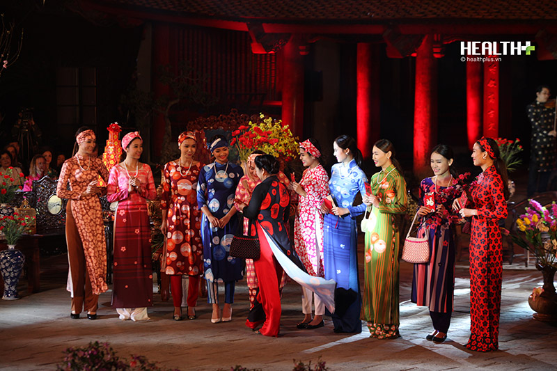 Điểm đặc biệt của chương trình là sự tái hiện khung cảnh ấm cúng của cái Tết sum vầy như được nối dài với đào, với cúc, với những chiếc phong bao đỏ của người mẫu lớn tuổi trao tặng cho các người mẫu trẻ gợi cảm giác bồi hồi về nếp sống của một gia đình Việt giàu truyền thống.