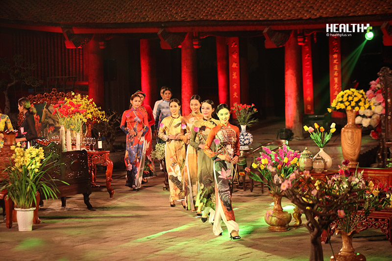 Mở đầu chương trình, các thiếu nữ trong tà áo dài cùng bông sen trên tay xuất hiện trên sân khấu dịu dàng, duyên dáng với bộ sưu tập Hoa Phù Du của nhà thiết kế - Hoa hậu Ngọc Hân