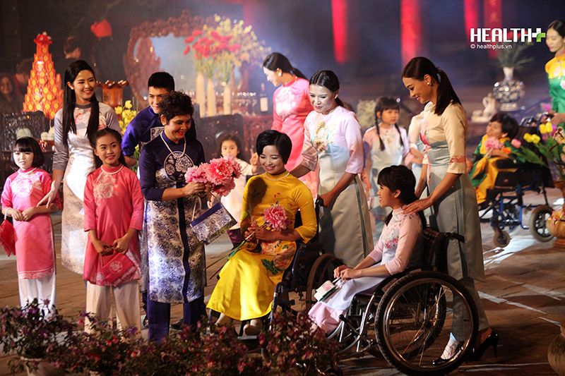 NSND Minh Châu tặng những đóa hoa Phù Dung cho các người mẫu hòa trong giọng hát và ngón đàn của nghệ sĩ piano Phó An My với nhạc phẩm 'Để gió cuốn đi' khiến khán giả xúc động trước những gì được chiêm ngưỡng trên sân khấu