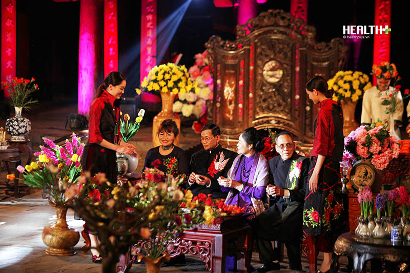 Những sinh hoạt đời sống thường nhật, gợi nhắc tới những chuyến thăm hỏi ngày Tết của người Việt trong BST Hoa hồng của NTK Lan Hương khiến quan khách có mặt tại buổi trình diễn rất thích thú và ấn tượng, bởi ở đây không chỉ có những người yêu thời trang mà còn có những nhà ngoại giao yêu văn hóa, yêu áo dài, yêu Việt Nam
