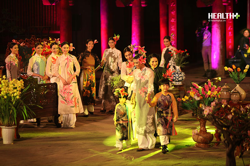 BST Hoa Lily của NTK Minh Hạnh có sự tham gia của NSND Trà Giang là một trong những phần trình diễn được chờ đợi nhất của đêm diễn. Thông qua chiếc áo dài và ý nghĩa của các loài hoa, một lần nữa áo dài sẽ được tôn vinh bằng phẩm chất của người phụ nữ VN qua sự sáng tạo của 19 NTK trên chiếc áo truyền thống Việt Nam