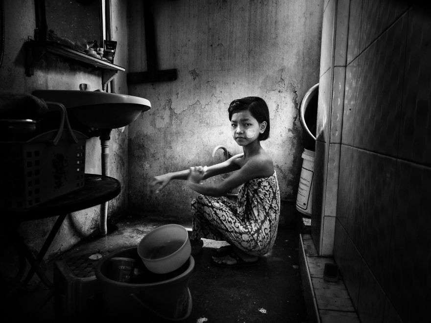 'Myanmar - Cô gái nhỏ trong phòng tắm' của Linda de'nobili, Ý (Giải nhất thể loại Ảnh đời thường).